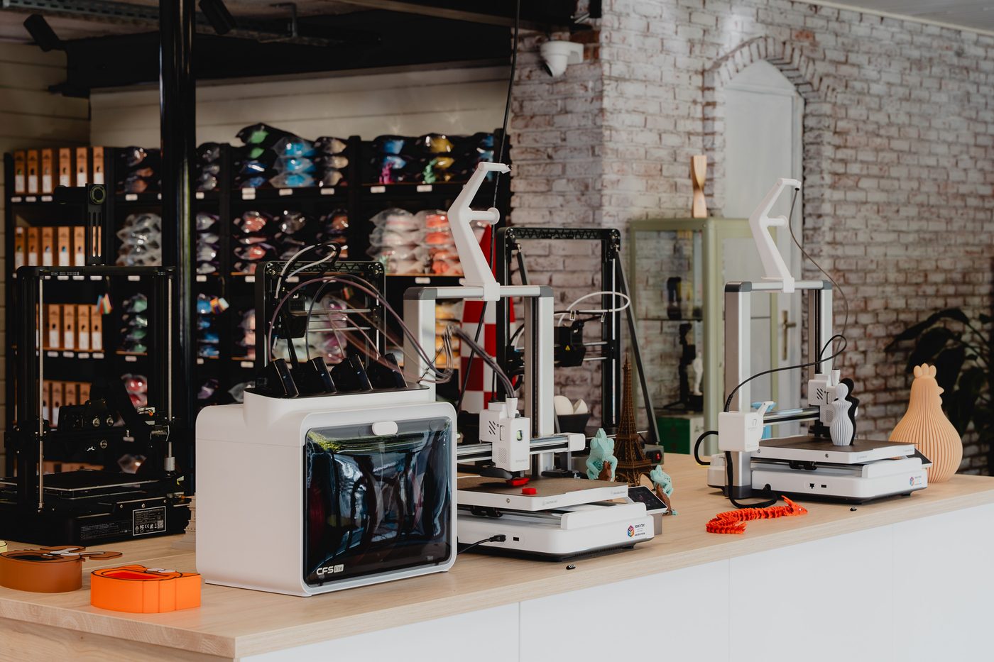 De toonbank in de showroom met verschillende 3D-printers naast elkaar.